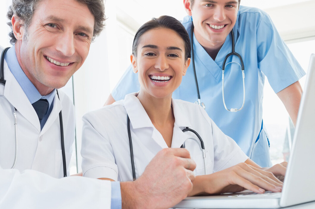 Ein Team Ärzte von dem Laptop