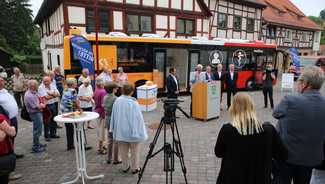 Grußworte Dr. Starke bei der Vorstellung des Medibus in Nentershausen.