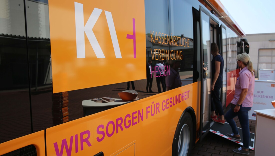 Patienten steigen in den Medibus ein.