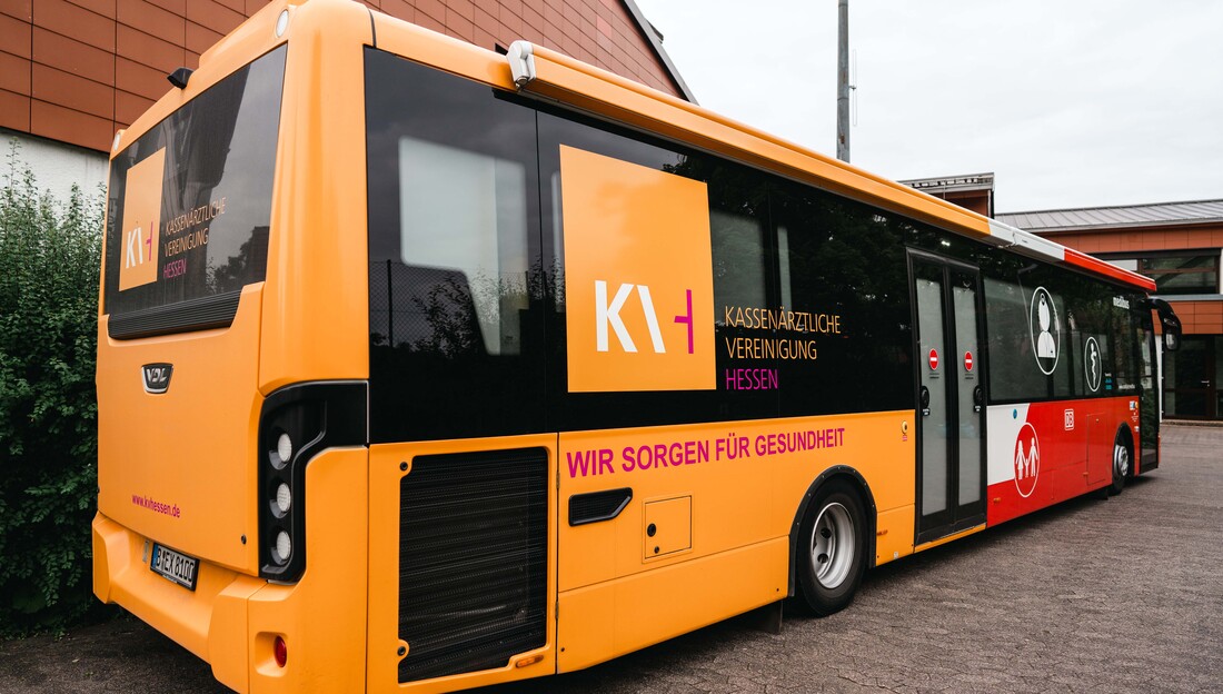 Medibus Ansicht von hinten mit KVH-Logo.