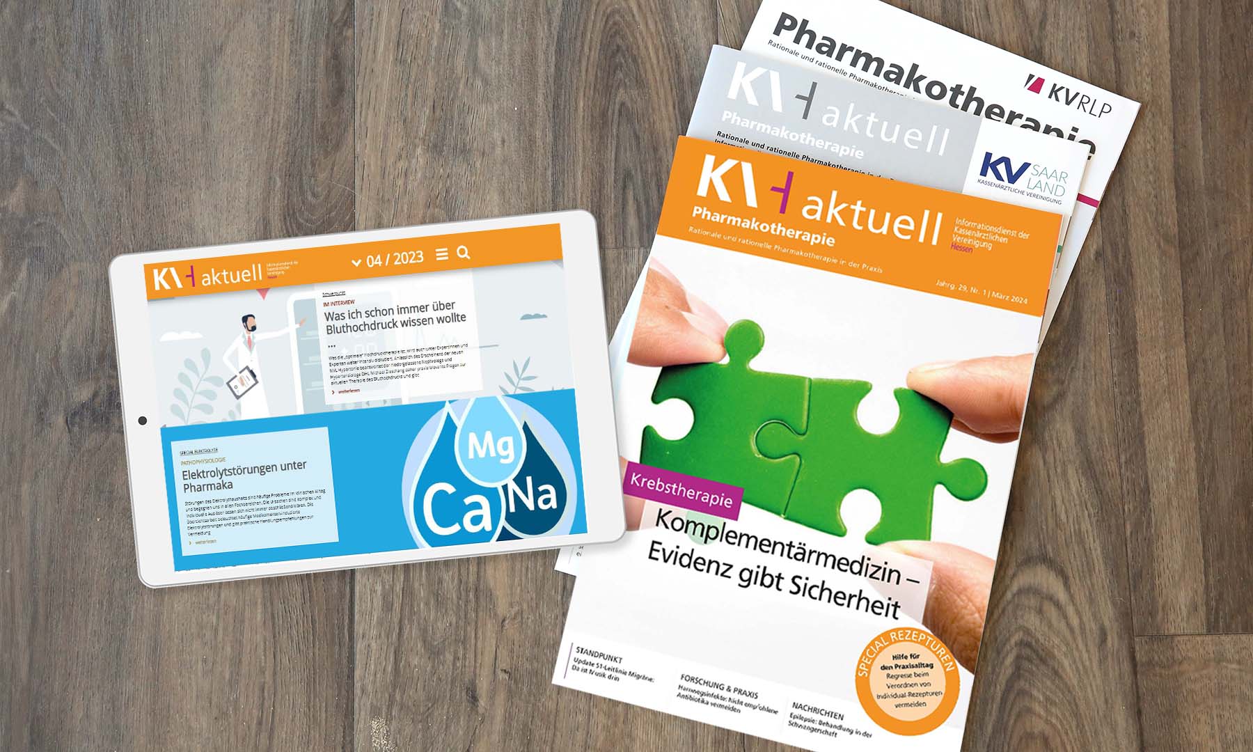 Links auf Hintergrund aus Holz Tablet mit WebMag letzte Ausgabe, rechts KVH aktuell Printausgabe mit aktuellem Titel